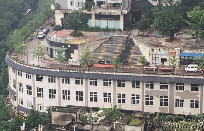重慶屋頂上是馬路，建筑結(jié)構(gòu)加固能支撐的了嗎