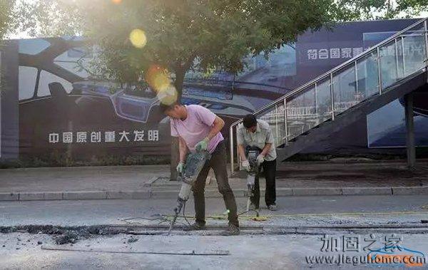巴鐵慘遭拆除,現(xiàn)在要做的是路面加固補強？
