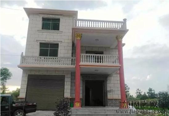 江西包工頭花50萬自建農(nóng)村土樓，外觀丑爆但房屋地基穩(wěn)固。
