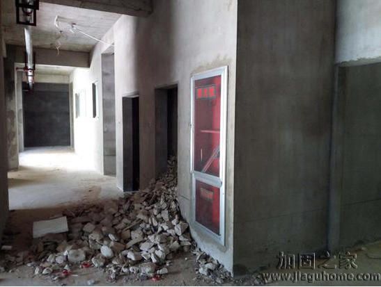 鳳凰新城小區(qū)某公辦性質(zhì)的幼兒園建成已四年，目前還未投入使用，外觀美麗里面卻沒(méi)有任何裝修