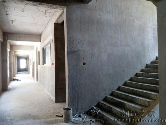 鳳凰新城小區(qū)某公辦性質(zhì)的幼兒園建成已四年，目前還未投入使用，外觀美麗里面卻沒(méi)有任何裝修