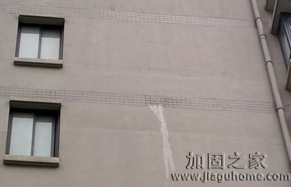 學(xué)校大樓外墻出現(xiàn)滲水情況該如何處理？