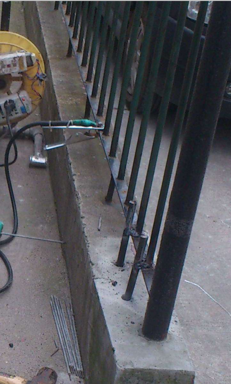司機打盹撞上隔離帶，護欄被小車插穿還能加固嗎？
