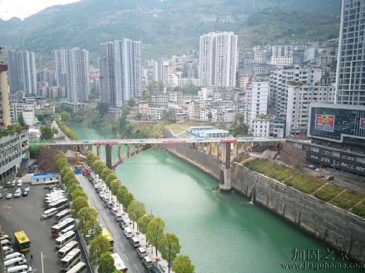 郁江大橋?qū)嵭斜铺幚?，為何不做橋梁加固? width=