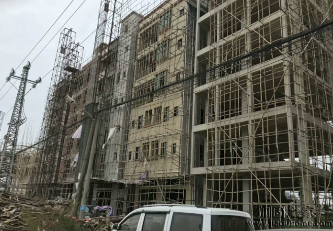 新建樓房地基不牢導(dǎo)致傾斜，急需基礎(chǔ)加固和扶正糾偏