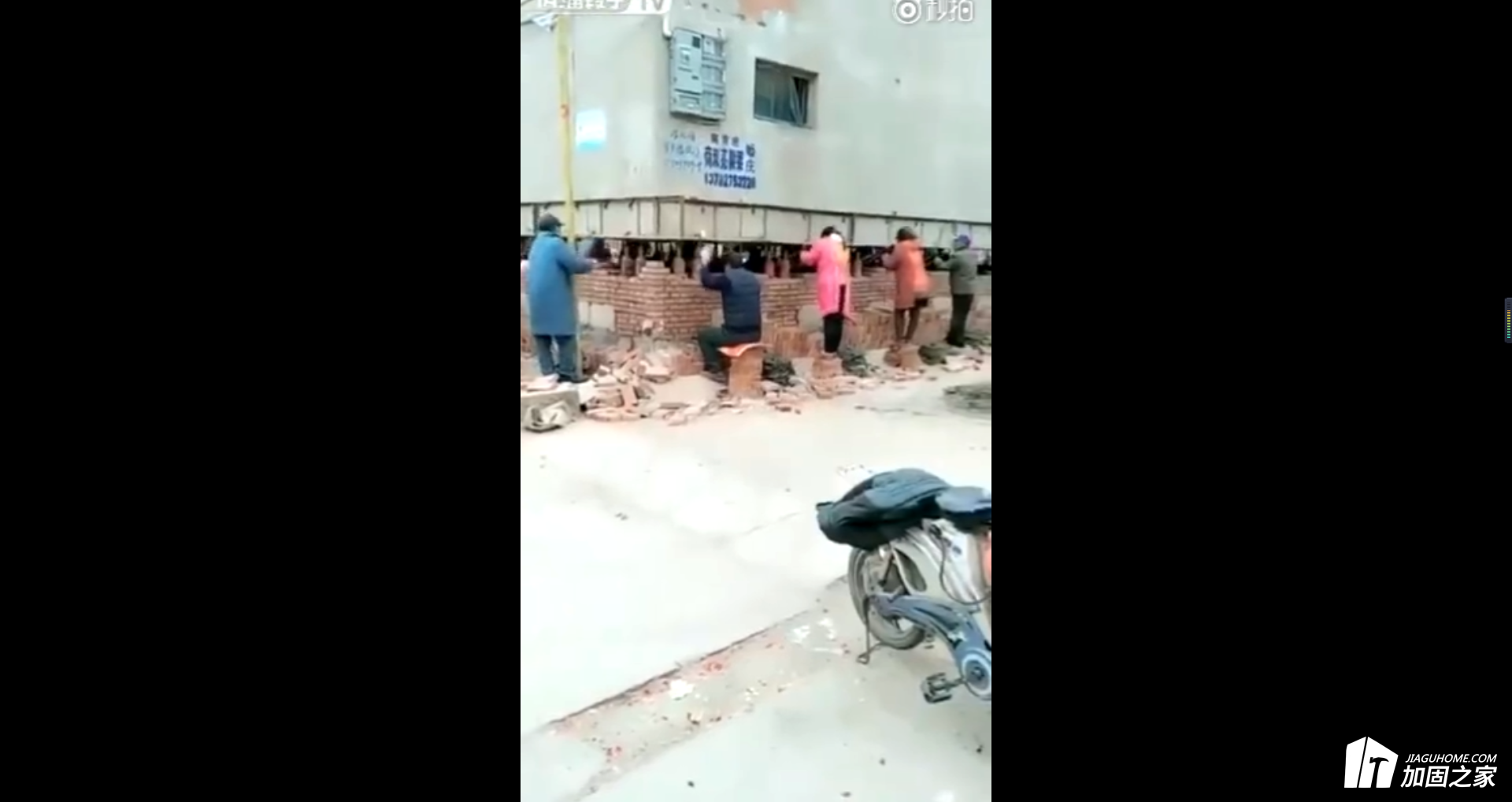 地基加固，樓房頂升，竟然有上百人一起壓千斤頂。