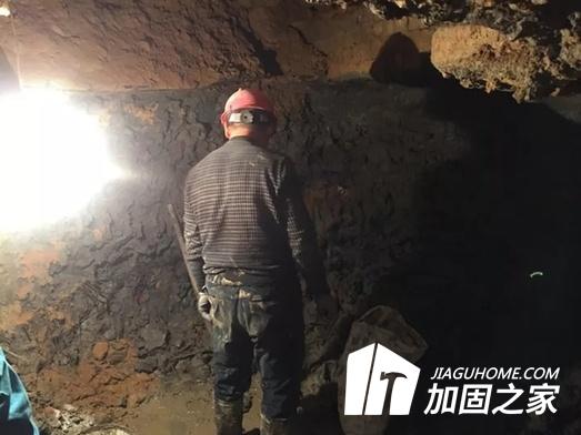 某小區(qū)業(yè)主私挖3米深地下室？房屋結(jié)構(gòu)能行嗎！