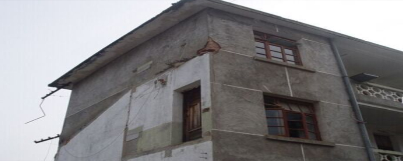 對(duì)于危險(xiǎn)房屋，鑒定單位會(huì)給出哪些處理建議?
