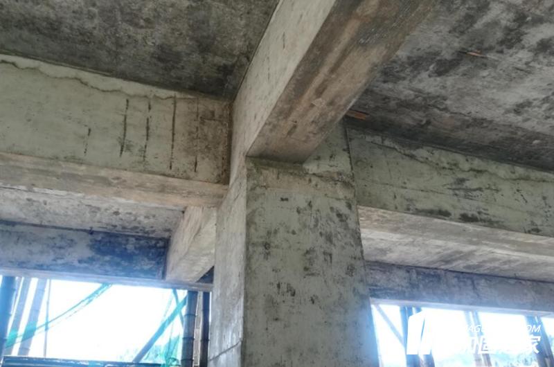 現(xiàn)澆板上不要過早上人、堆料、施荷加載。