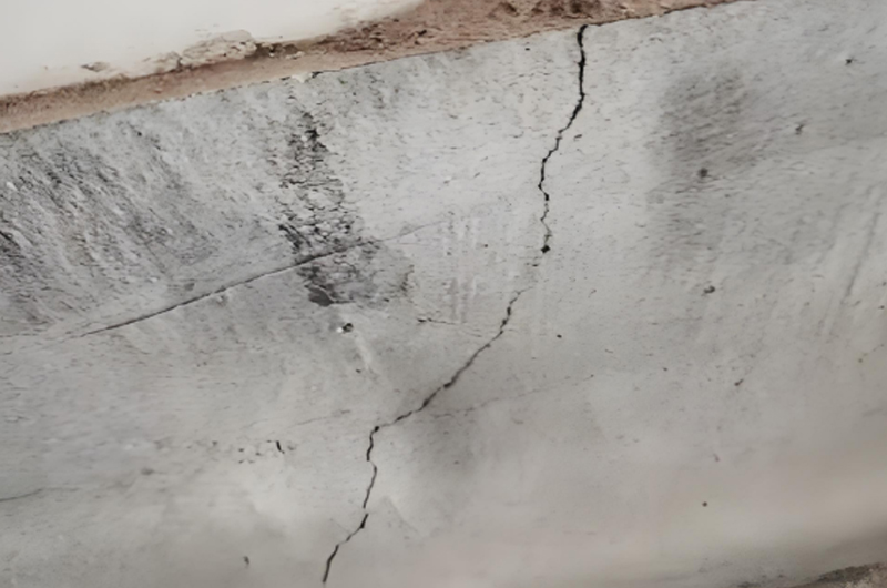 地基變形引起的裂縫。