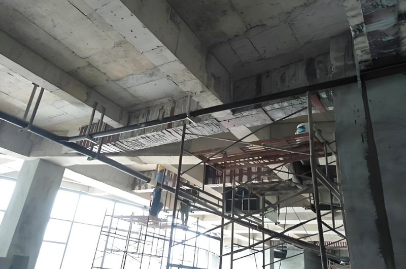 在建筑結(jié)構(gòu)加固施工期間，哪些方面的工作不可忽視?